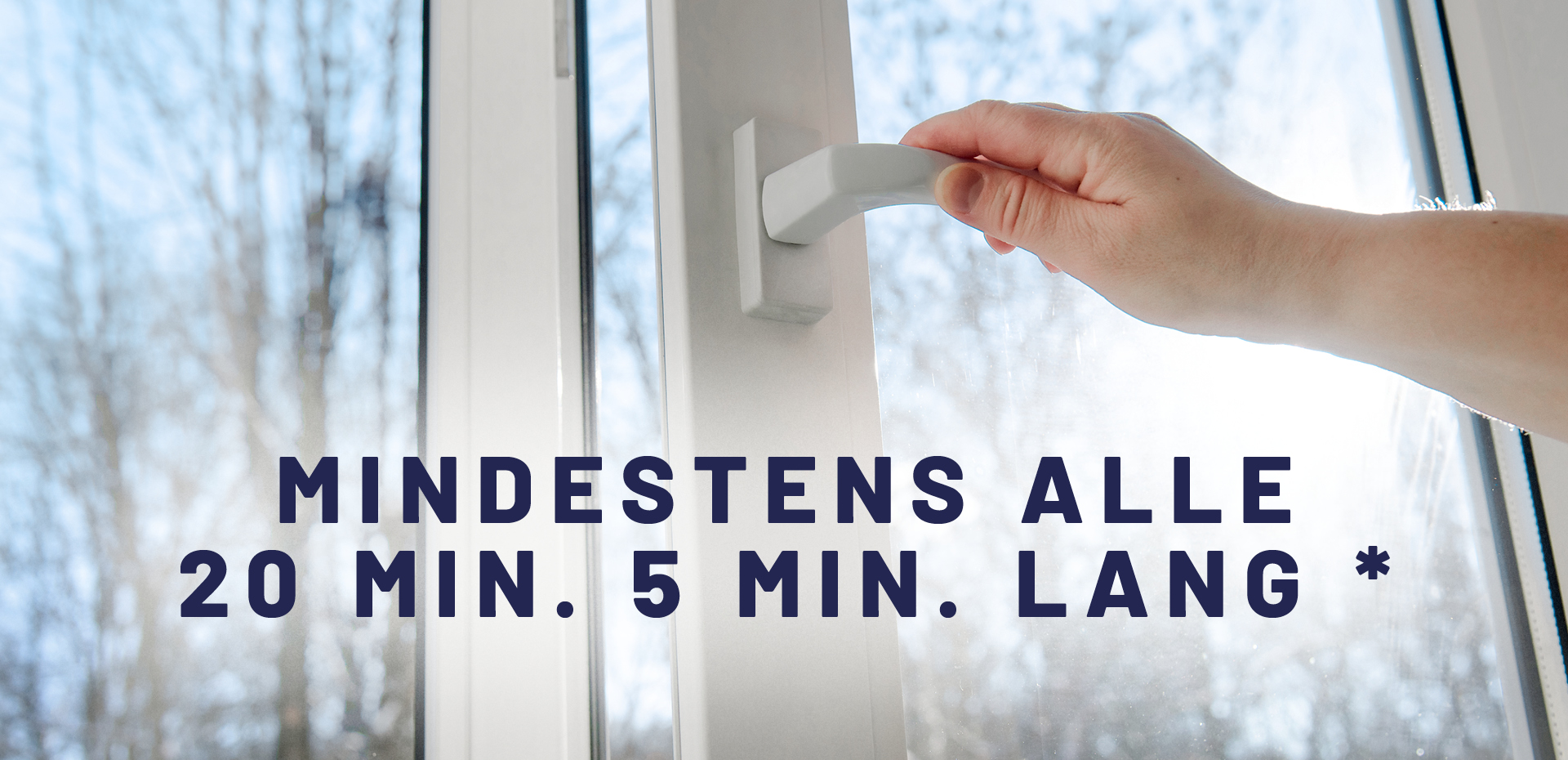 Foto eines geöffneten Fensters mit der Empfehlung, das Fenster mindestens alle 20 Minuten für fünf Minuten zu öffnen.